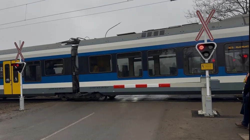 MÁV-START motorvonat halad át a Gyöngyös SR2 állomásnál létesített új fénysorompós útátjárón