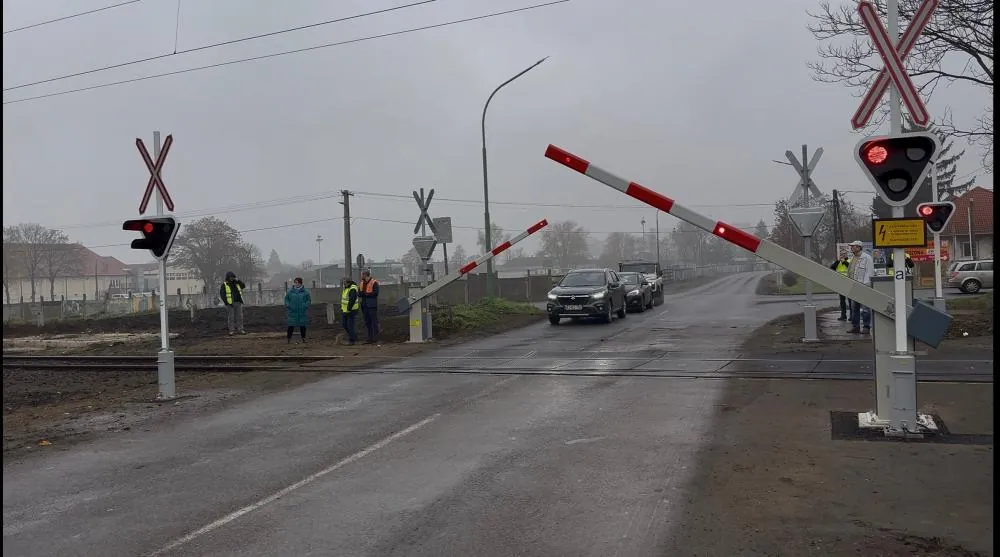 Új félsorompó és LED-optikás fénysorompó a gyöngyösi útátjáróban, üzembe helyezés közben